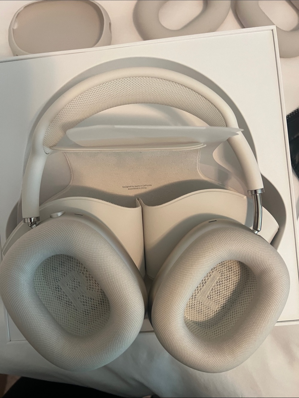Apple AirPods Max Over-Ear Headphones in Starlight - Picture 11 of 14